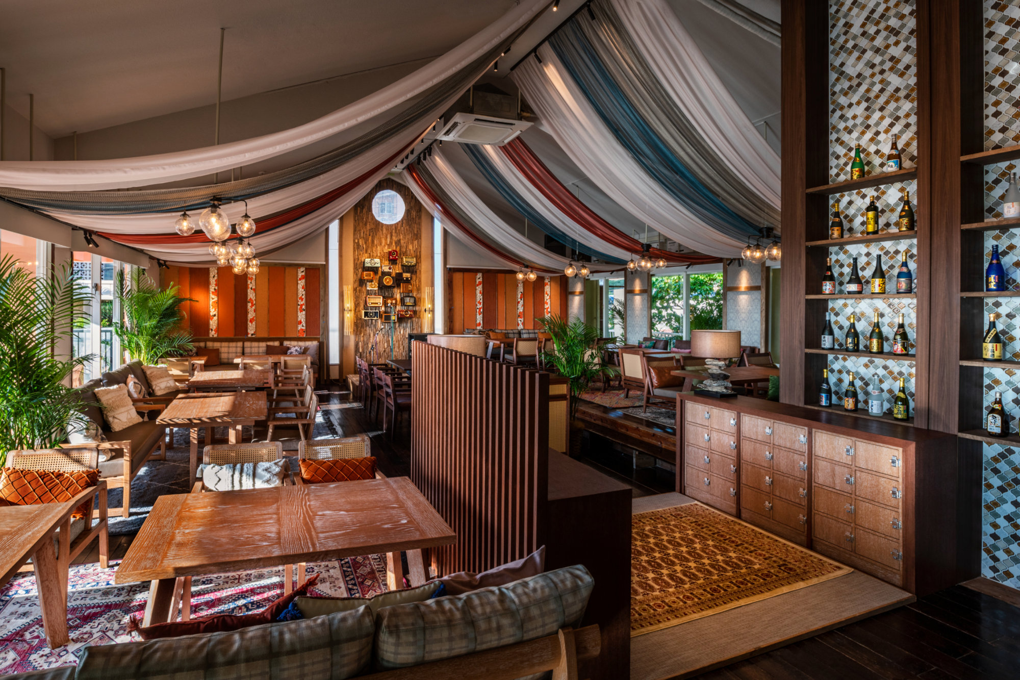 店內氛圍像是熱帶度假勝地。 還要注意古董收音機的展示